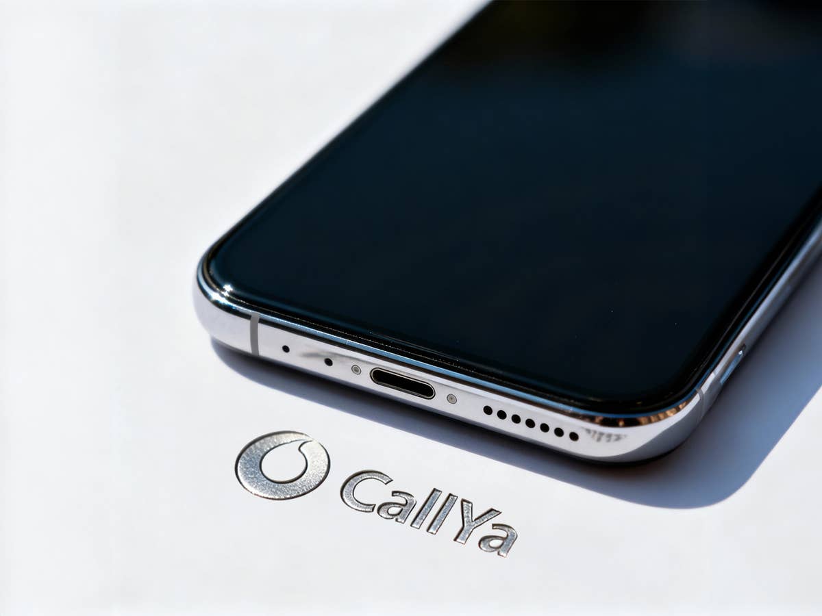 Vodafone-Logo mit CallYa-Schriftzug in Silber auf weißem Hintergrund. Darüber liegt ein Smartphone.