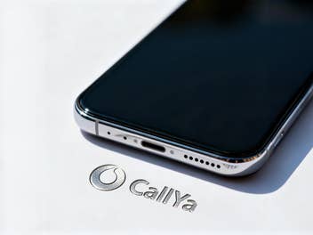 Vodafone-Logo mit CallYa-Schriftzug in Silber auf weißem Hintergrund. Darüber liegt ein Smartphone.