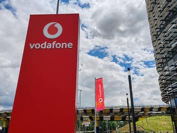 Ein Vodafone Logo auf einer Stele am Vodafone-Campus in Düsseldorf