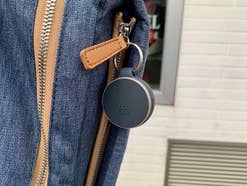 Vodafone Curve an einem Rucksack