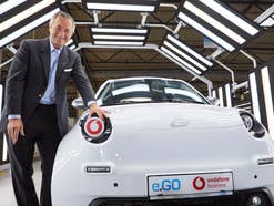 Vodafone-Deutschland-Chef Hannes Ametsreiter mit 5G-Antenne vor e.Go Life Hannes Ametsreiter vor e.Go Life