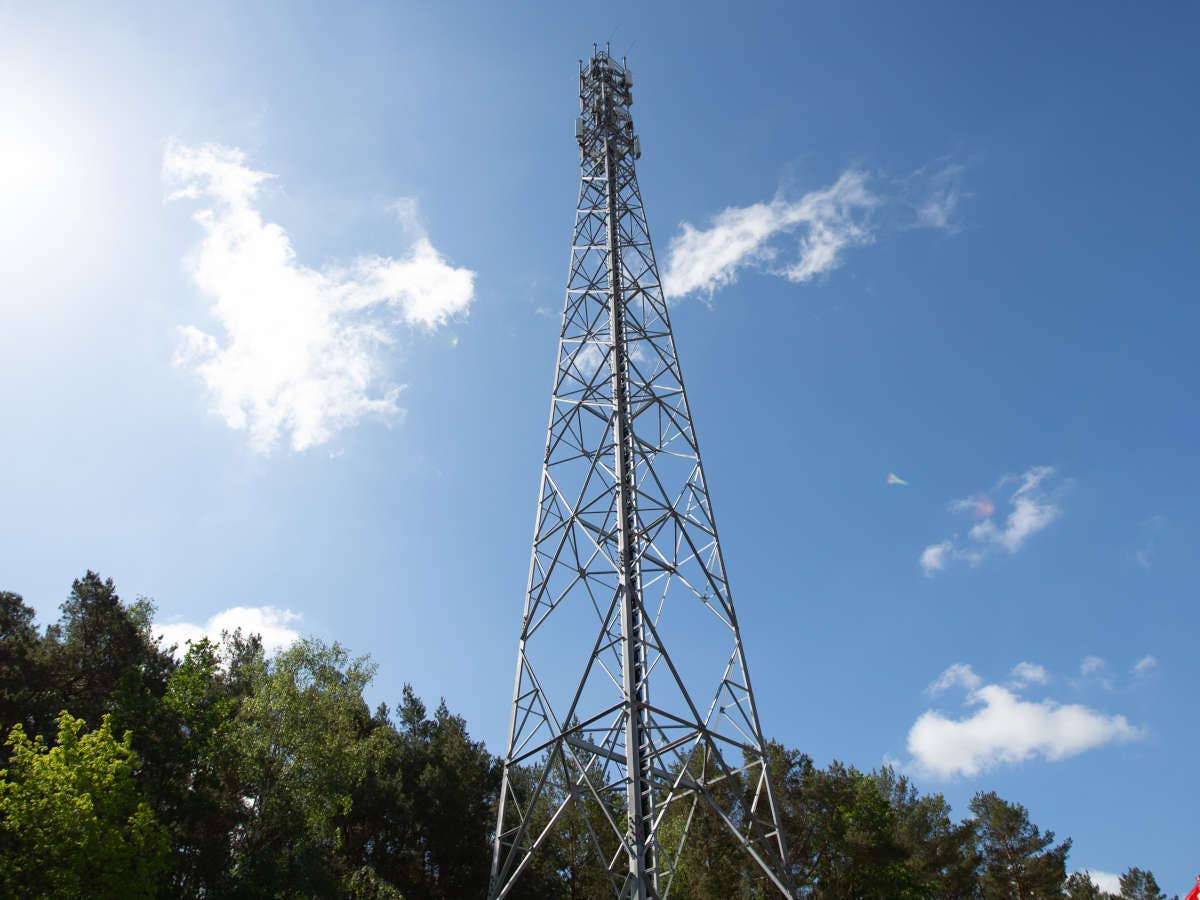 Sendemast im Vodafone-Netz vor blauem Himmel.