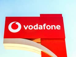 Vodafone-Logo auf einem Straßenschild in der Türkei.