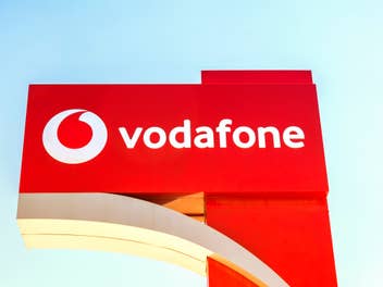 Vodafone-Logo auf einem Straßenschild in der Türkei.