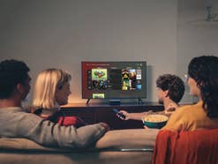Menschen streamen einen Film auf einem Smart TV