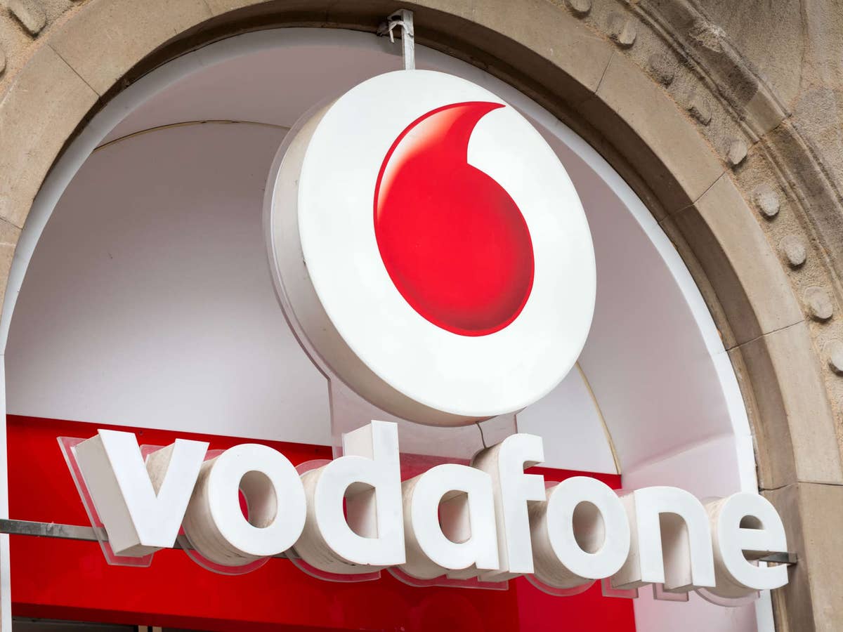 Vodafone-Logo an einem Vodafone-Store.