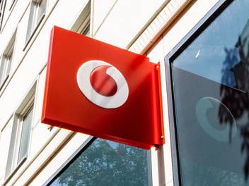 Vodafone-Logo an einem Gebäude