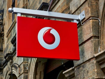 Ein Vodafone-Logo an einer Hauswand