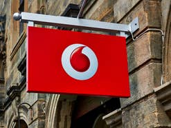 Ein Vodafone-Logo an einer Hauswand