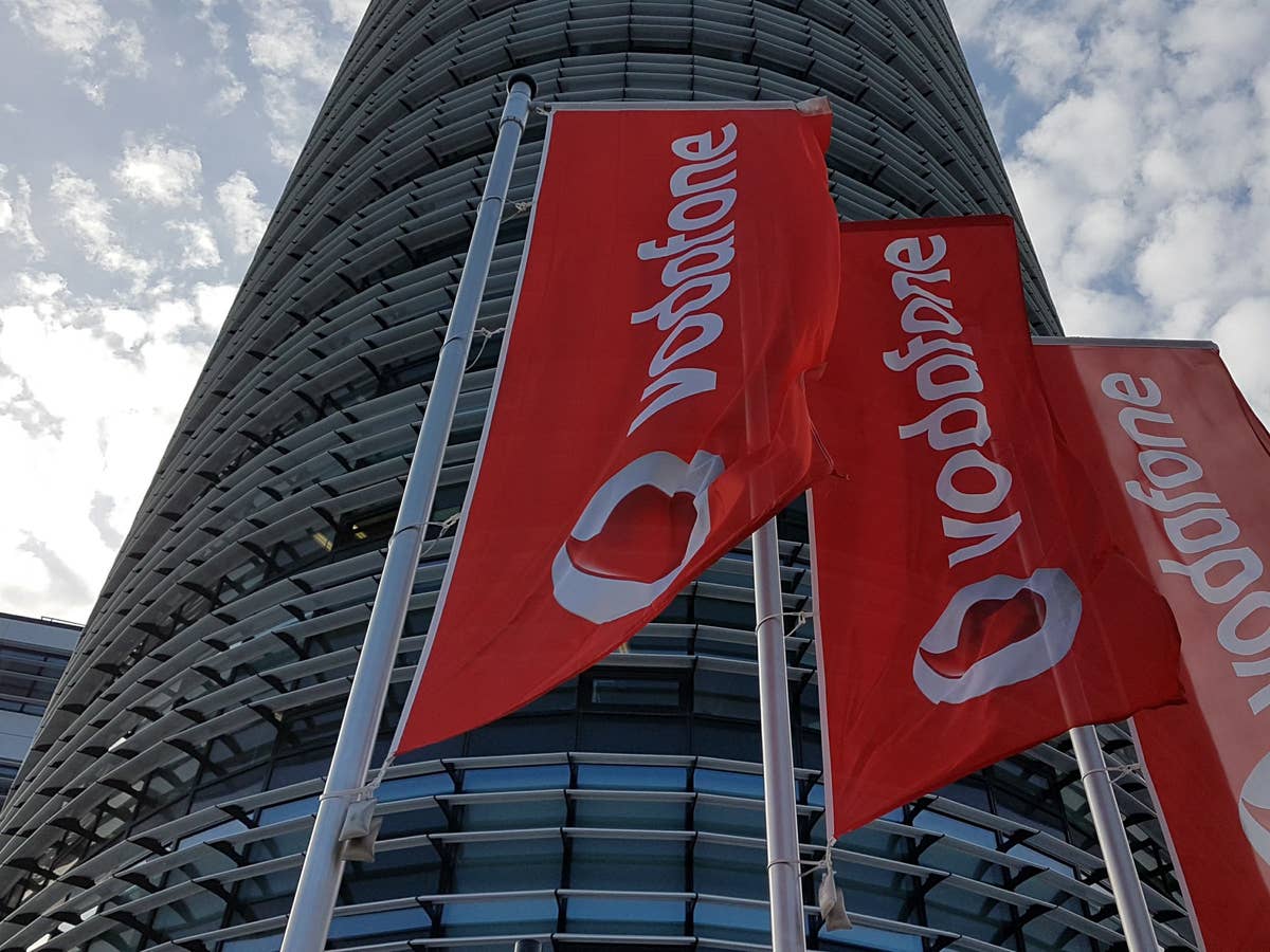 Flaggen mit dem Vodafone-Logo wehen vor der Konzernzentrale in Düsseldorf