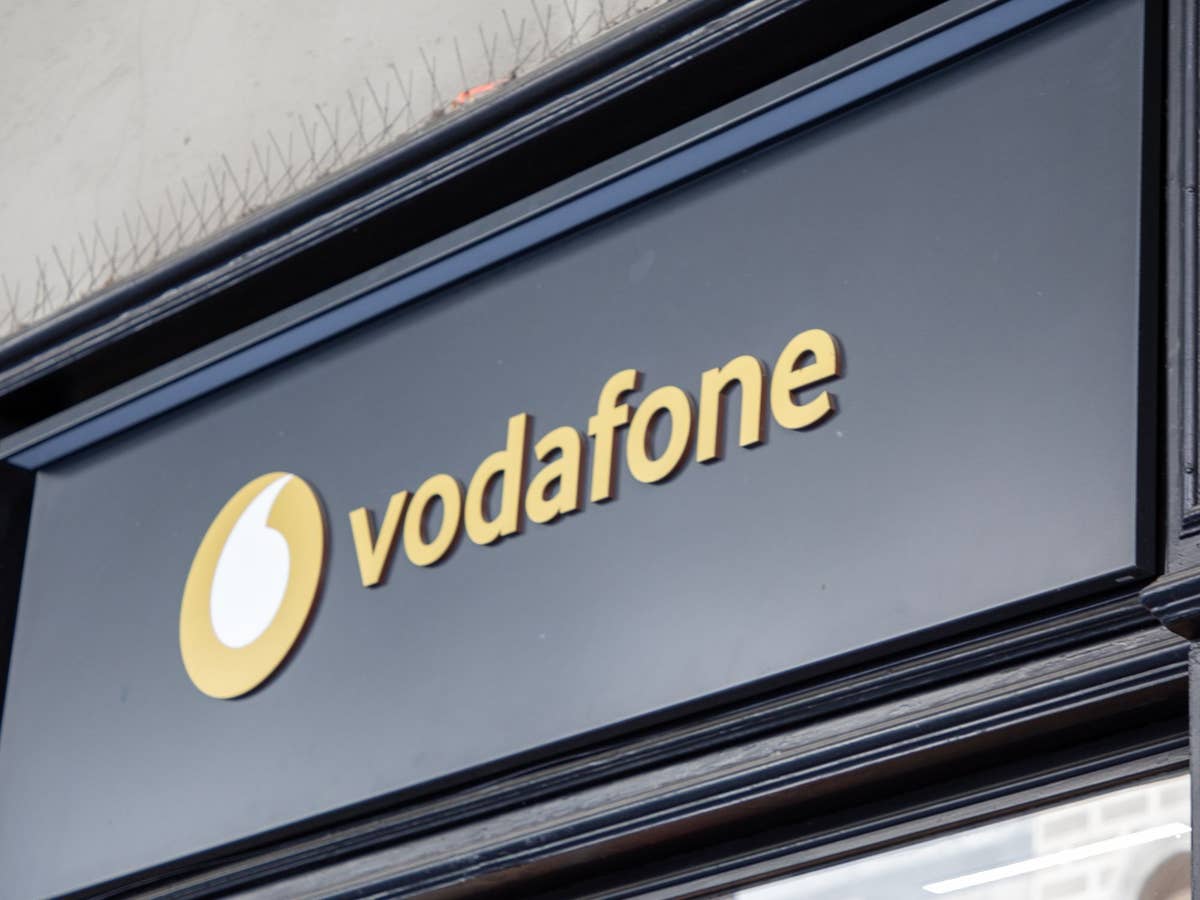 Goldenes Vodafone-Logo vor einem Laden