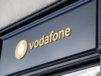 Goldenes Vodafone-Logo vor einem Laden