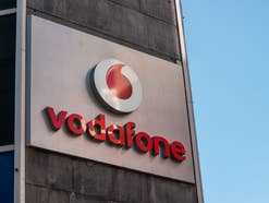 Vodafone Logo und Schriftzug an einer Hauswand