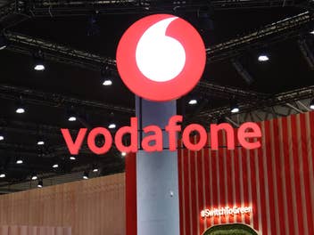 Das Vodafone-Logo in einer Messehalle