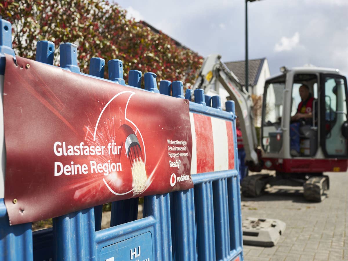 Glasfaser-Bauarbeiten von Vodafone mit einem kleinen Bagger