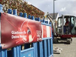 Glasfaser-Bauarbeiten von Vodafone mit einem kleinen Bagger