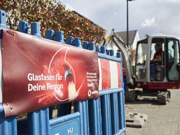 Glasfaser-Bauarbeiten von Vodafone mit einem kleinen Bagger