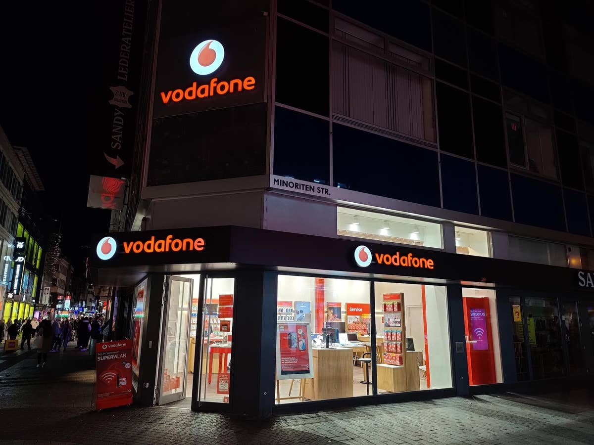 Ein Vodafone-Shop im Dunkeln