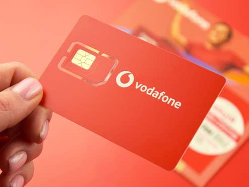 Eine Vodafone-SIM-Karte wird von einer Hand gehalten