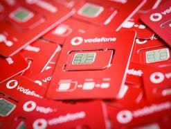 Viele Vodafone SIM-Karten auf einem Haufen.