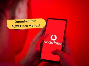 Personmit einem Smartphone auf dem das Vodafone-Logo zu sehen ist. Davor der Hinweis auf ein Tarif-Angebot für 4,99 Euro