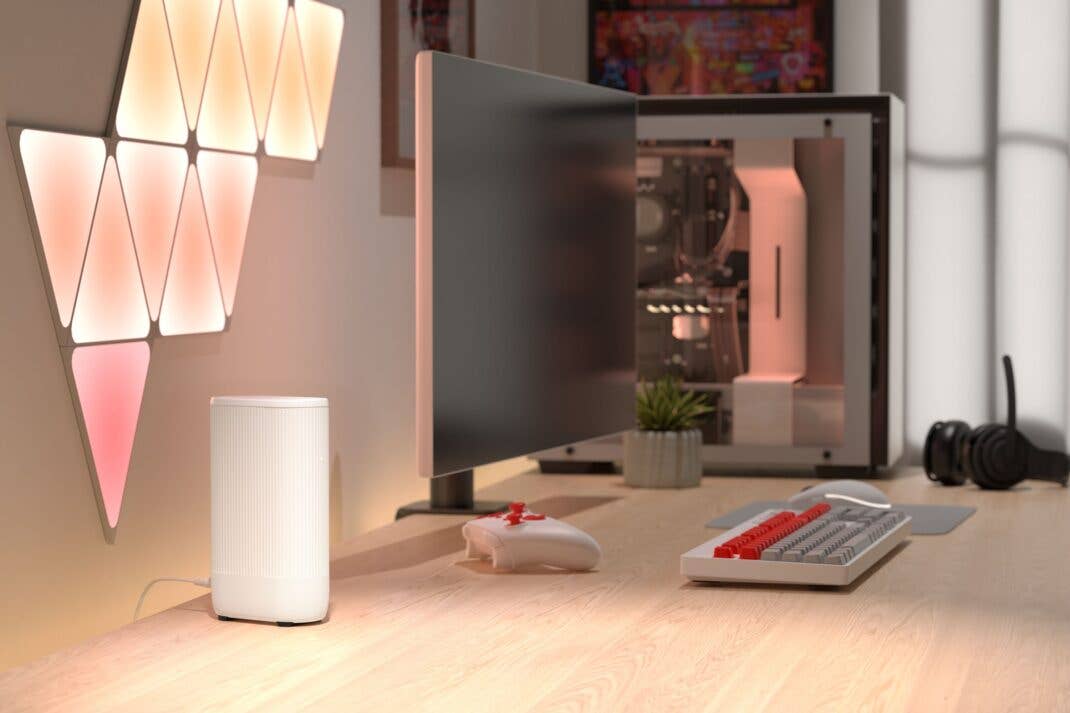 Der Vodafone Ultra Hub 7 steht auf einem Tisch neben einem modernen PC.