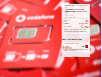 Unscharf im Hintergrund: Vodafone-SIM-Karten, eingeblendet: Screenshot zum Vodafone-Angebot mit geschenktem CallYa-Tarif.