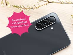 Ein Samsung Galaxy A36 liegt auf einem Tisch. Davor ist ein Hinweis auf das Angebot