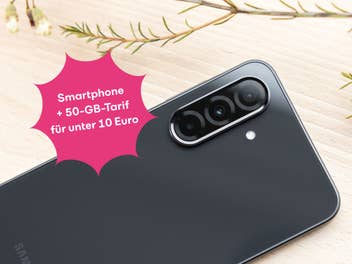 Ein Samsung Galaxy A36 liegt auf einem Tisch. Davor ist ein Hinweis auf das Angebot