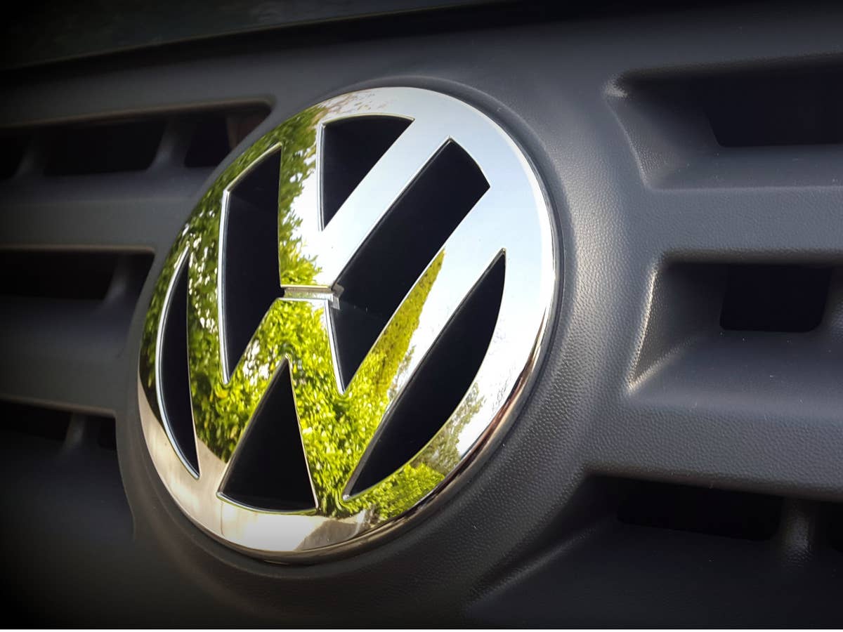 VW-Logo an einem Volkswagen-Auto.