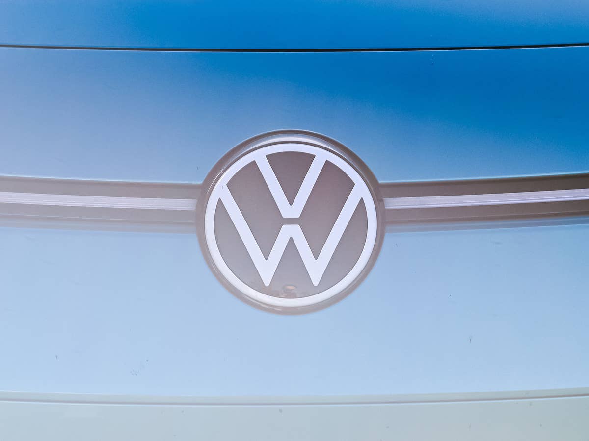 VW-Logo an der Motorhaube eines Volkswagen ID.3.