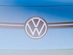 VW-Logo an der Motorhaube eines Volkswagen ID.3.