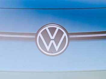 VW-Logo an der Motorhaube eines Volkswagen ID.3.