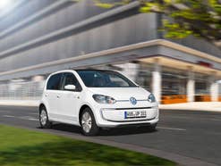 Volkswagen e-up fährt auf der Straße.