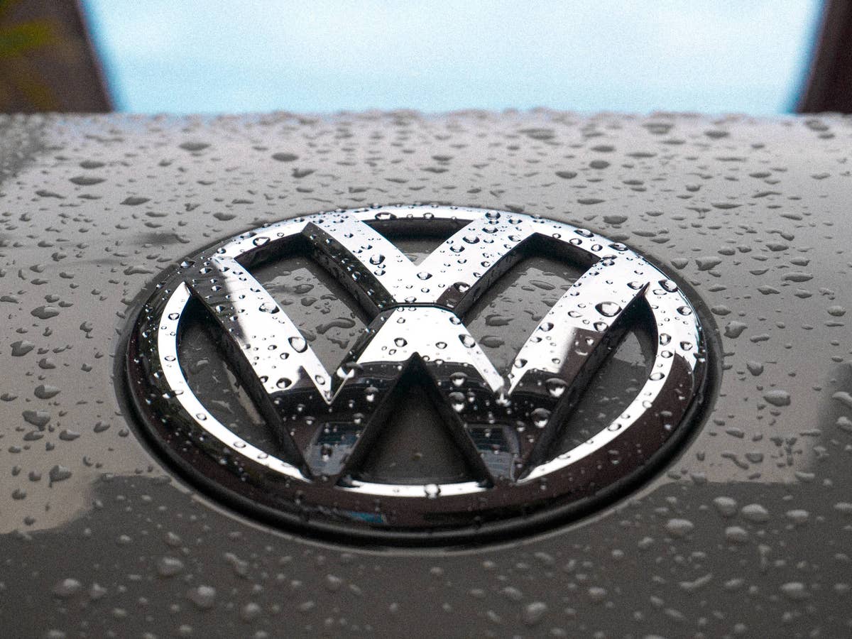 Volkswagen-Logo mit Regentropfen.