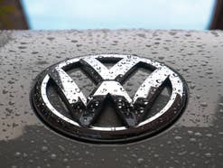 Volkswagen-Logo mit Regentropfen.