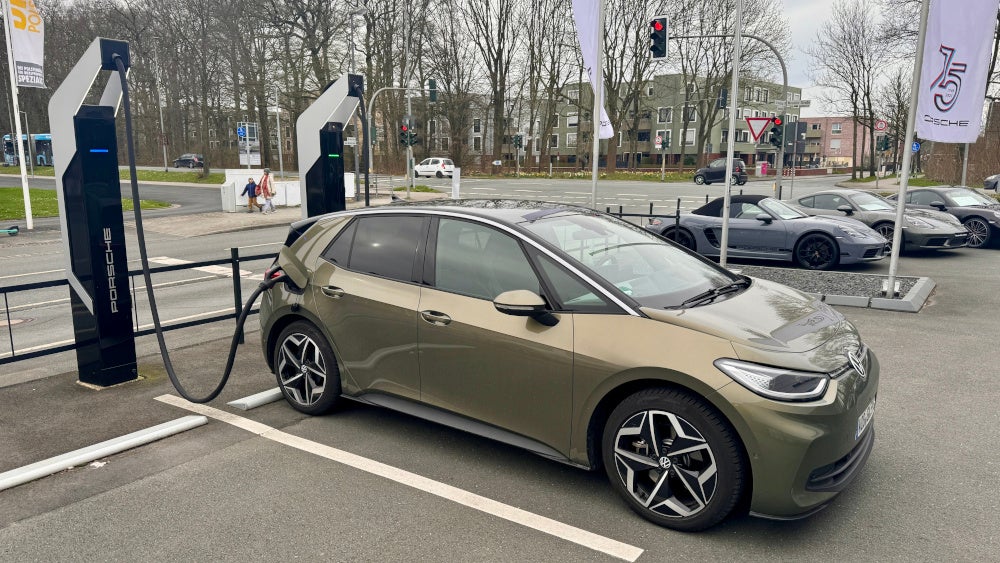 Volkswagen ID.3 (2023) parkt an einer Ladesäule.