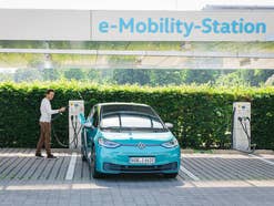 Die beliebtesten E-Autos in Deutschland 2021 Volkswagen ID.3 an einer Ladestation.