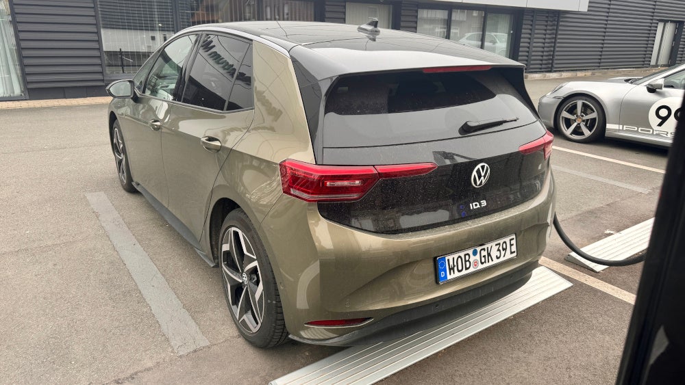 Volkswagen ID.3 (2023) im Test in der Heckansicht.