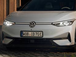 Front des Volkswagen ID.7 mit eingeschalteten Scheinwerfern.