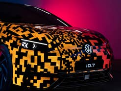 Front des Volkswagen ID.7 im Tarnkleid.