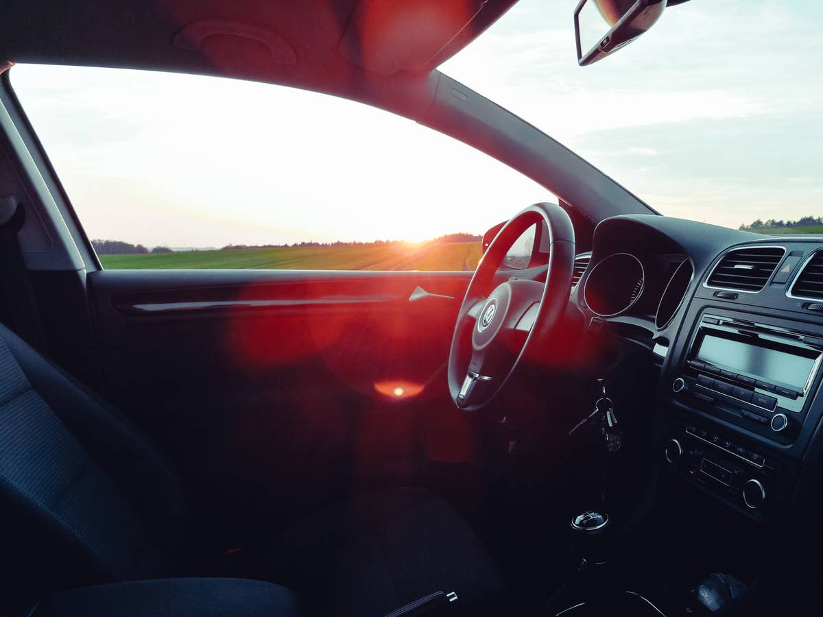volkswagen-innenraum-golf-schalter Der Innenraum eines Volkswagen Golf.