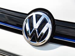 Logo von VW an einer Motorhaube.