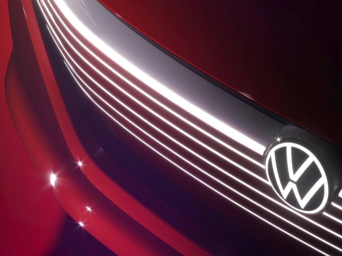 VW Logo an der Front eines Pkw