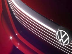 VW Logo an der Front eines Pkw