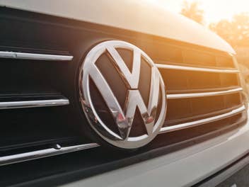 Logo an der Front eines Volkswagen-Pkw.