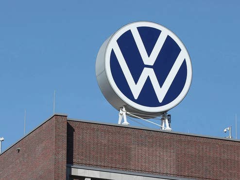 Autos fallen durch die HU, wenn dieses Assistenzsystem dauerhaft abgeschaltet ist Volkswagen-Logo auf einem VW-Werk