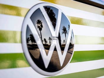 Volkswagen Logo an einem ID. Buzz.