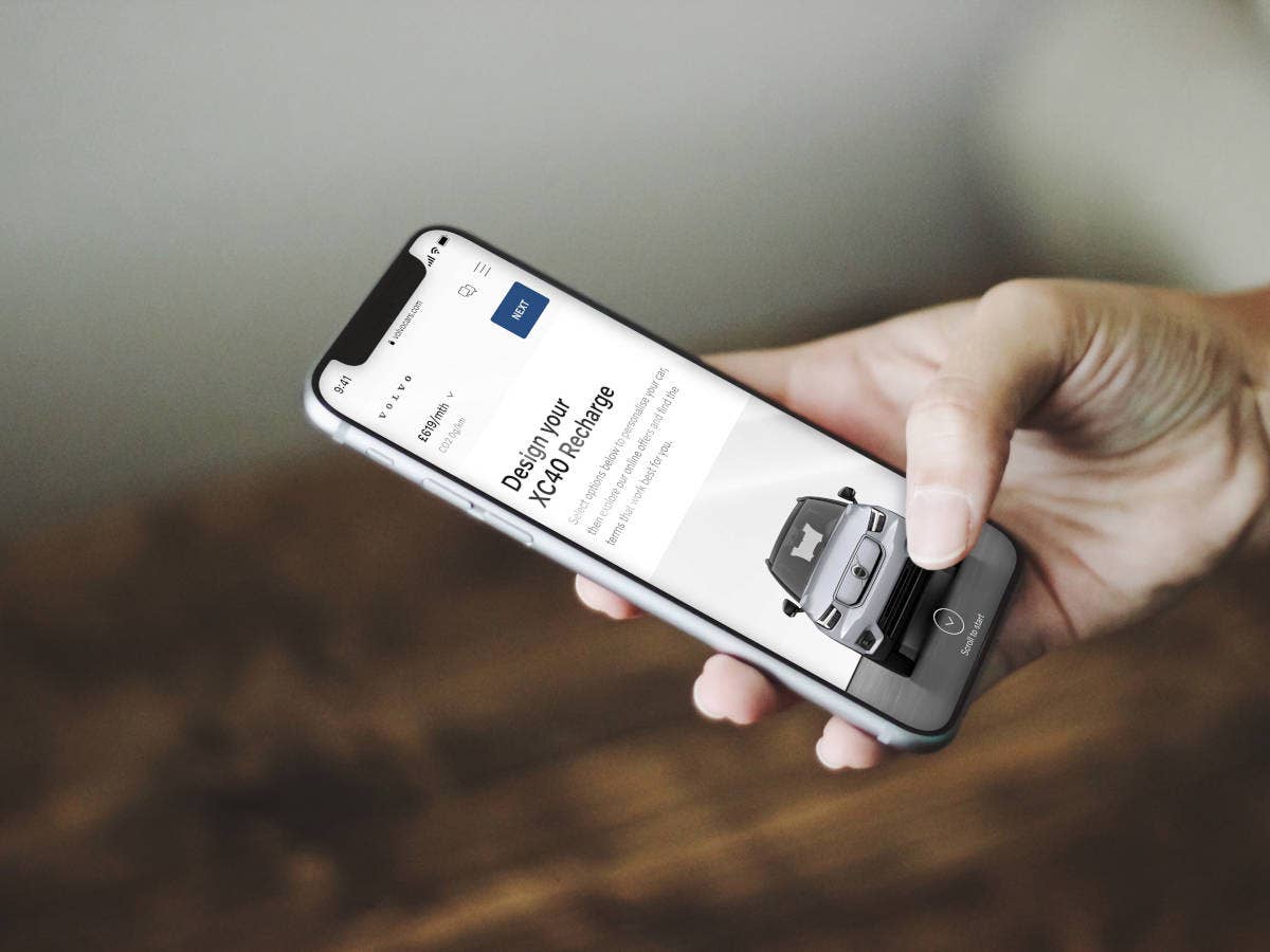 Frau kauft Volvo XC40 Recharge auf Smartphone