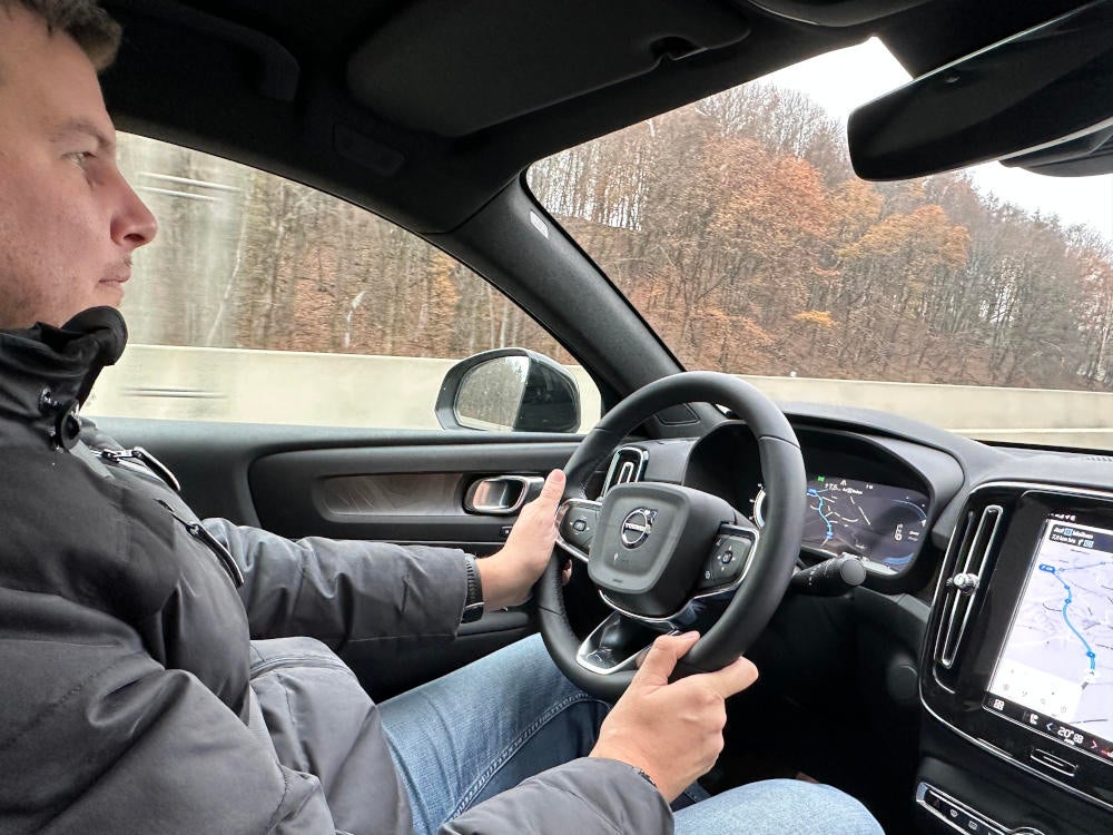 Hayo Lücke, Redakteur von inside digital, am Steuer des Volvo C40 Recharge auf der Autobahn.
